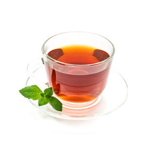 孤立透明杯红茶与薄荷叶上白色