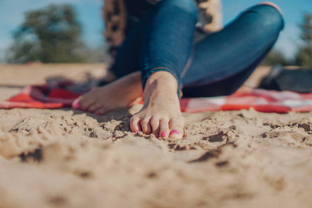 在沙子里的脚图片