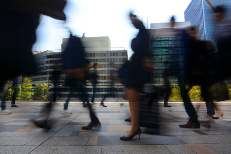 运动模糊的商人和通勤上班繁忙高峰期在东京，日本的女企业家