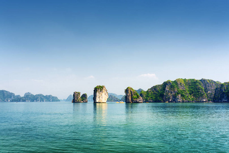 蔚蓝的海水的下龙湾，南中国海。越南