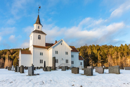 教会在冬季与雪和蓝天 Iveland 挪威