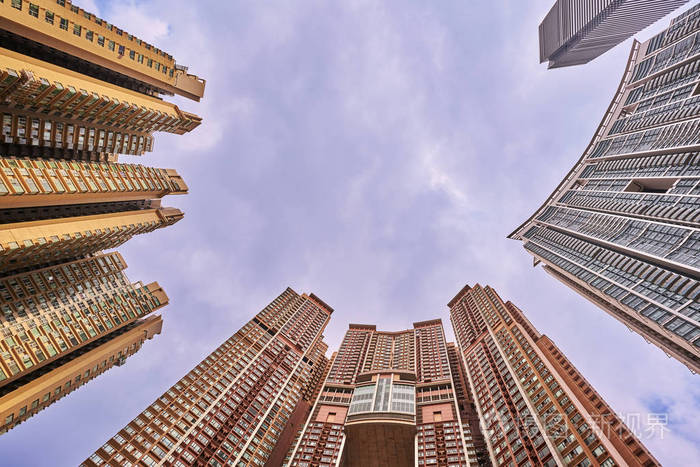 仰望摩天大楼与广角