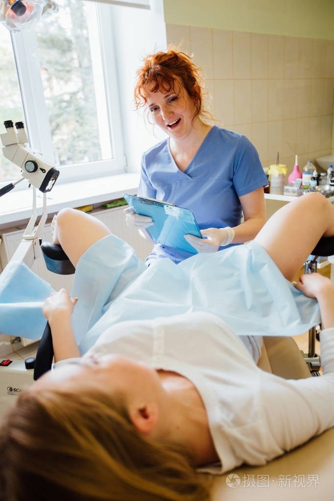 红头发女性积极妇科医生检查病人在诊所卫生保健概念