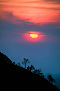 夕阳在山，与风景秀丽的日落太阳在色彩斑斓的天空背景树剪影