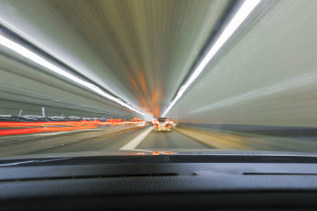 长曝光速度的汽车灯在夜间公路上行驶。