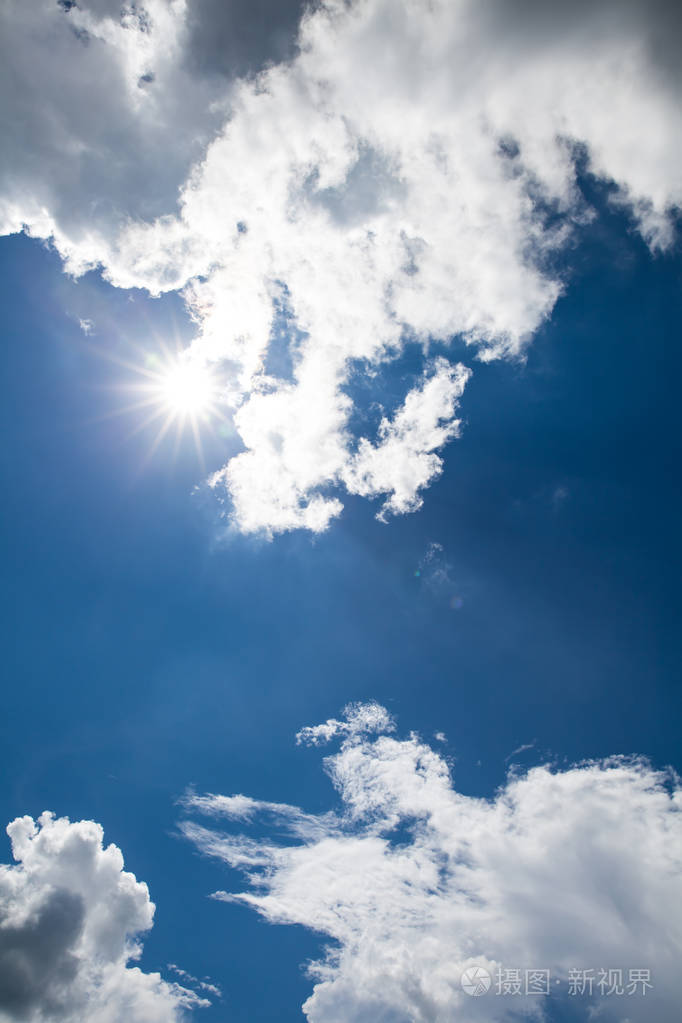 美丽的蓝色天空与多云.自然背景.在户外的夏日