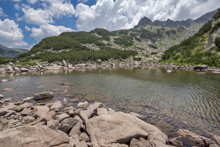 令人惊叹的景观与多岩石的山峰和上部 Muratovo 湖，皮林山