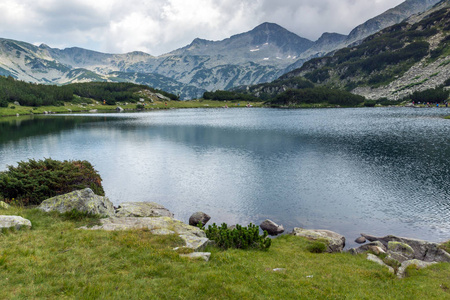 令人惊叹的全景图的 Banderishki 鸡和 Muratovo 湖，皮林山