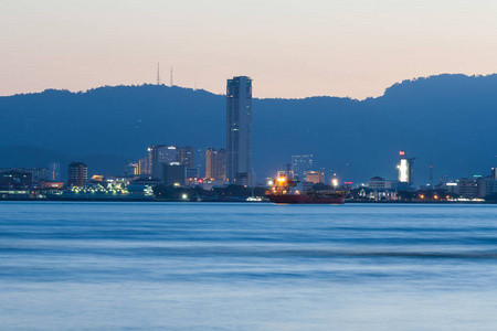 乔治城城市高层建筑的山和海，槟城马来西亚免烧视图