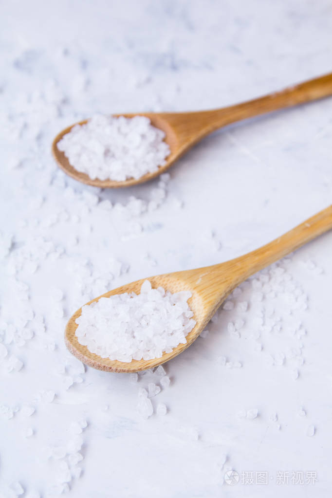 两个木制的勺子用盐