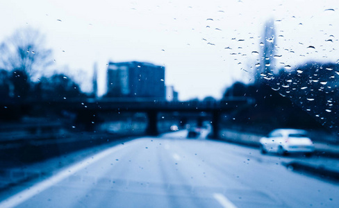 危险驾驶在大雨中