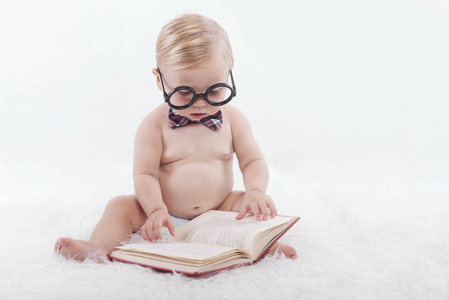 读一本书的领带，戴着眼镜的小开心宝贝