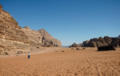 一个小女孩站在瓦迪鲁姆沙漠图片