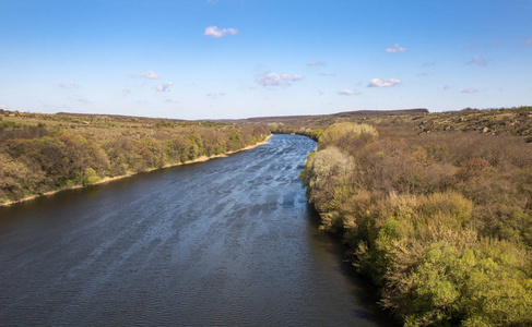 宽阔的河流会导致地平线,视野开阔,海岸,岩石的小山春林照片
