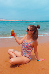 在埃及和海漂亮的年轻女人夏天度假肖像沙滩