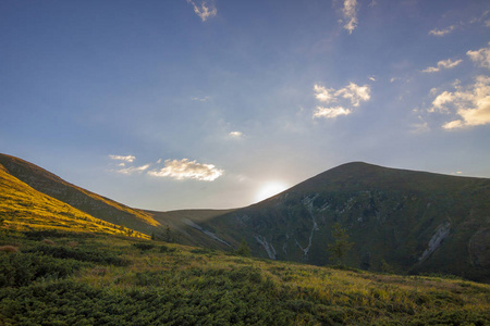 在阳光明媚的夏日的喀尔巴阡山脉全景