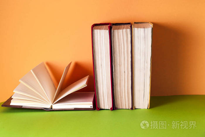 本打开的书,精装类图书归类明亮的彩色背景