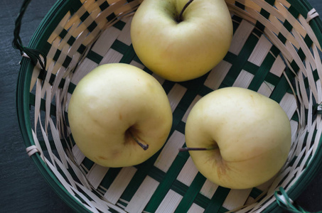 柳条篮与新鲜的苹果