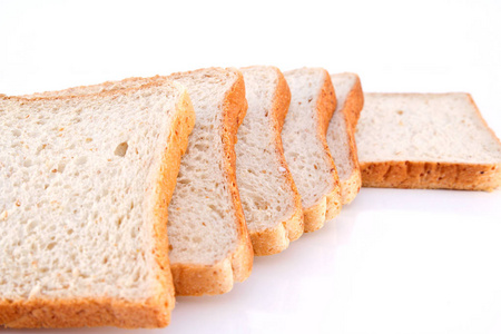 全麦面包在白色背景上孤立