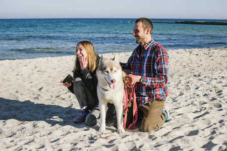 夫妇在西伯利亚爱斯基摩狗的海滩上