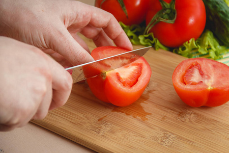切碎的番茄 黄瓜蔬菜和沙拉。保健食品
