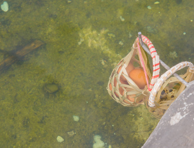 在泰国清迈的三坎蓬温泉，竹篮中的鸡蛋在热水中沸腾的图像。