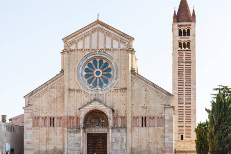 维罗纳城圣泽诺大教堂的正面图片
