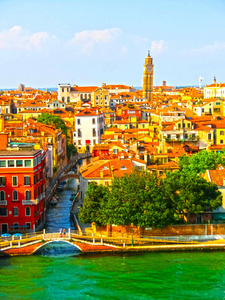 意大利威尼斯古老中世纪房屋的彩色立面上的大运河美景