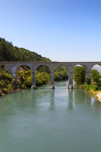 桥和阿尔卑斯山的河流