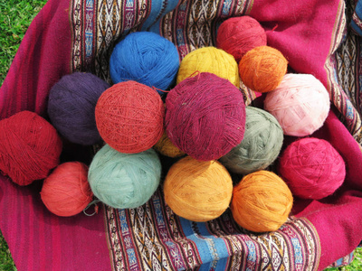 天然染料在羊毛纱线在库斯科的秘鲁安第斯山脉