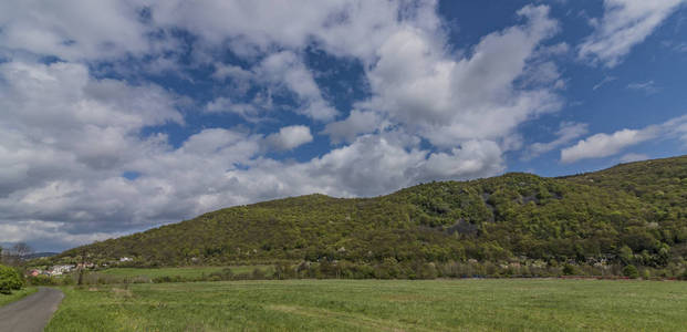绿色山谷中 kostov 村附近的草地和丘陵