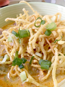泰国辛辣食品鸡蛋面条在咖喱鸡或泰国名字是KhaoSoikai。 泰国北部的当地美食。