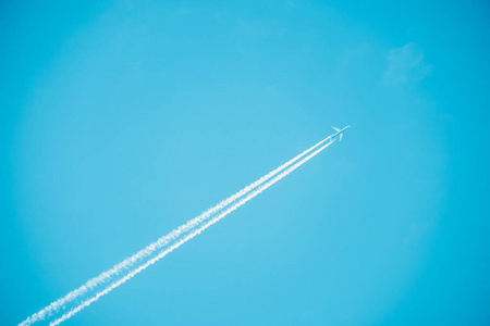 喷气式飞机在蓝天上的踪迹