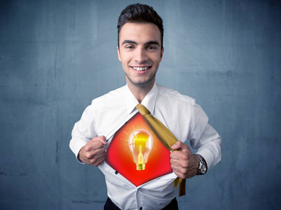 扯下衬衫和想法的灯泡的商人出现照片