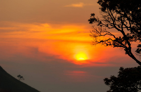 夕阳在山，与风景秀丽的日落太阳在色彩斑斓的天空背景树剪影