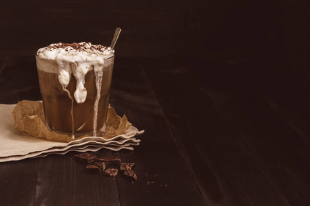 冰咖啡饮料与巧克力在木桌上，与副本空间