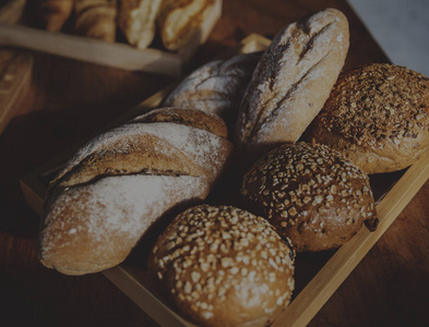 面包店美味的烘焙面包和牛角面包的原始照片