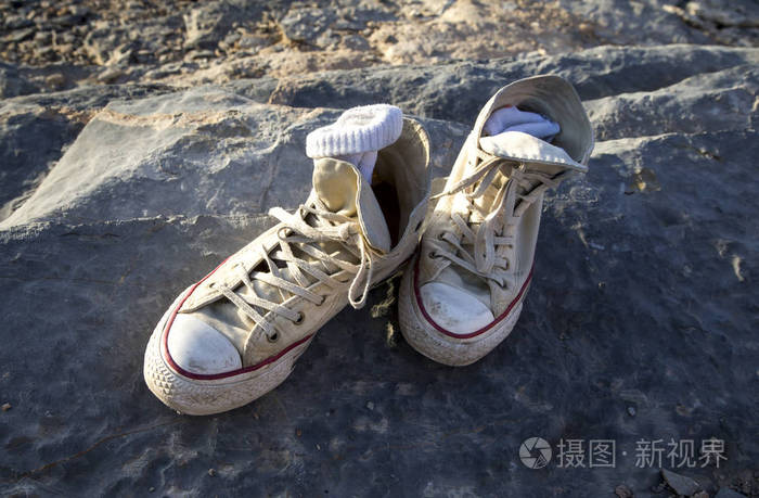 双鞋子在沙漠中的石头