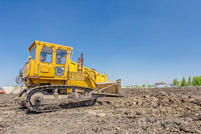 重型推土机施工机械正在建筑工地上的地球