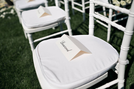 美丽的婚礼仪式设计装修元素与鲜花组成 花艺设计 花瓣玫瑰和椅子