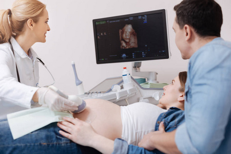 医生提供超声监测怀孕