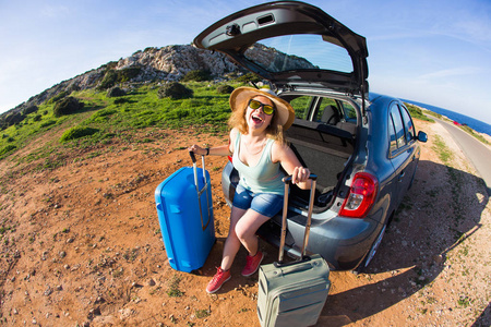 旅行 暑假和度假概念在汽车旅行手提箱的年轻女子
