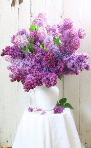 淡紫色的白色的陶瓷花瓶