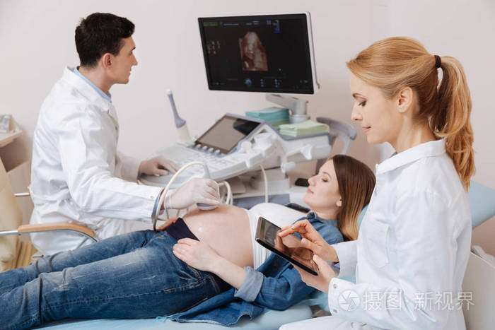 从业人员提供检查怀孕的病人