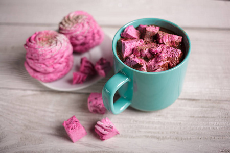 拿铁咖啡粉红色棉花糖。冬天喝主题。蓝色与粉红色棉花糖热可可杯。棉花糖香料的热巧克力。咖啡 可可。圣诞静物