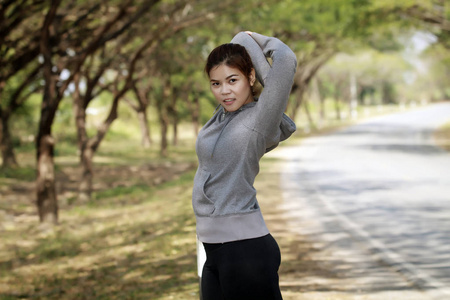 运行的女人。在慢跑的女子赛跑运动员室外道路上。你