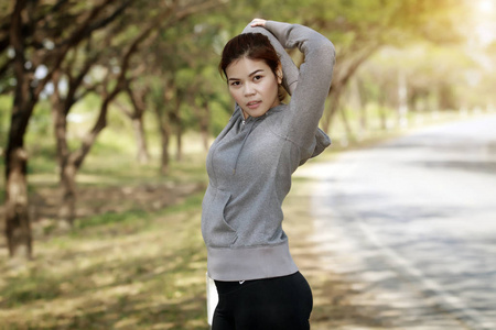 运行的女人。在慢跑的女子赛跑运动员室外道路上。你