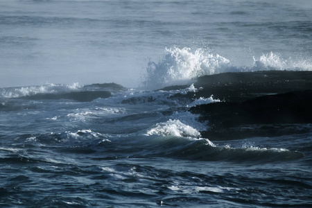 大风暴的海浪。蓝色水背景