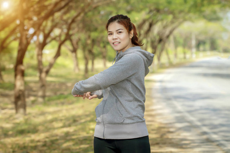 运行的女人。在慢跑的女子赛跑运动员室外道路上。你