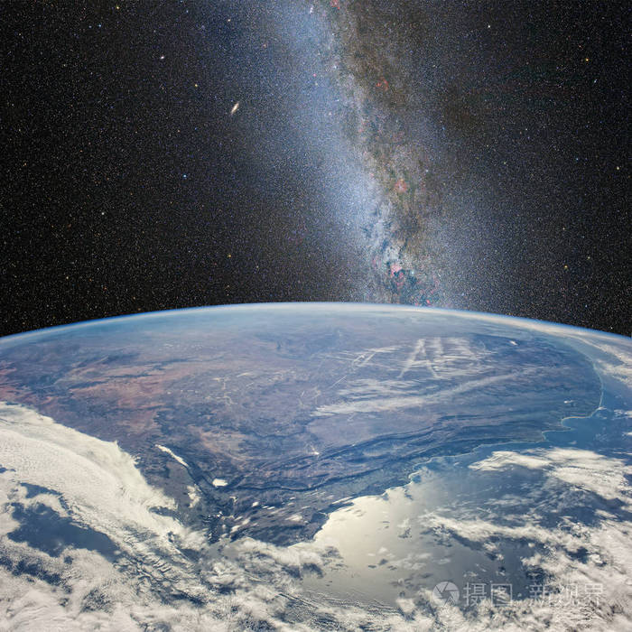 银河系背景下地球上的月亮. 元素